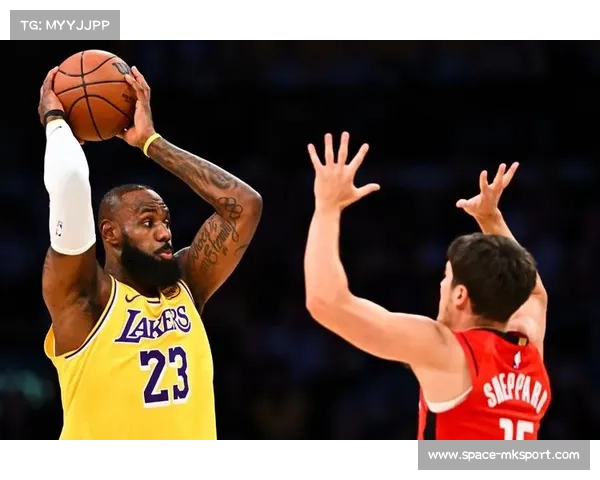 詹姆斯突破得分，湖人火箭末节决战