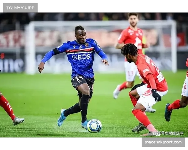 马赛对阵尼斯比赛因球迷投掷烟火中断十五分钟